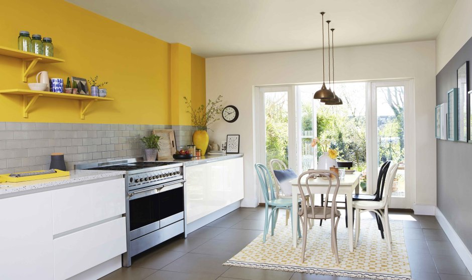 Белая кухня с желтыми шторами