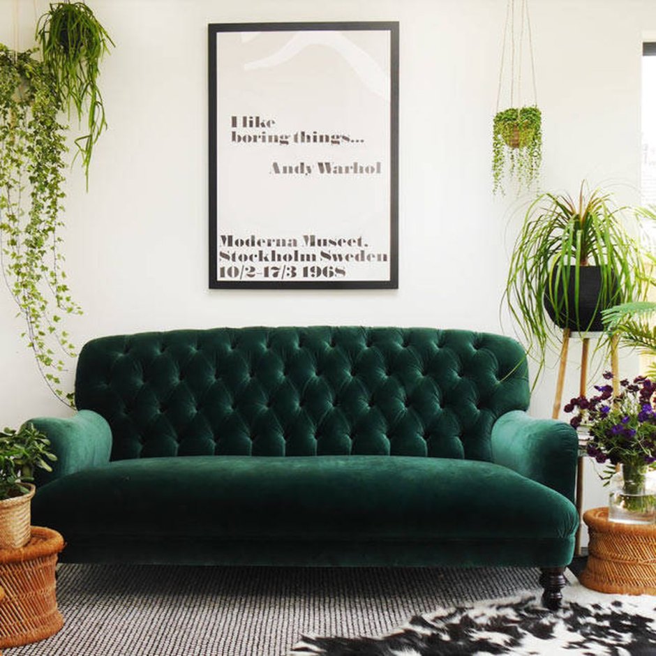 Двухцветные зеленые диваны в интерьере