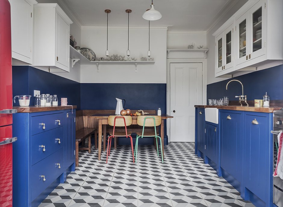 Синий пол в интерьере кухни