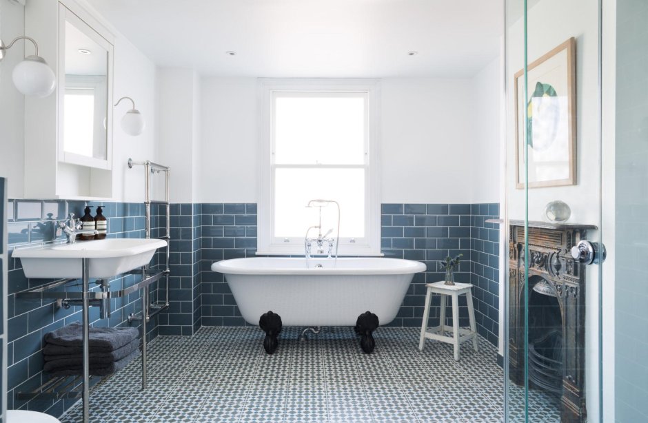 Синяя ванная комната в скандинавском стиле