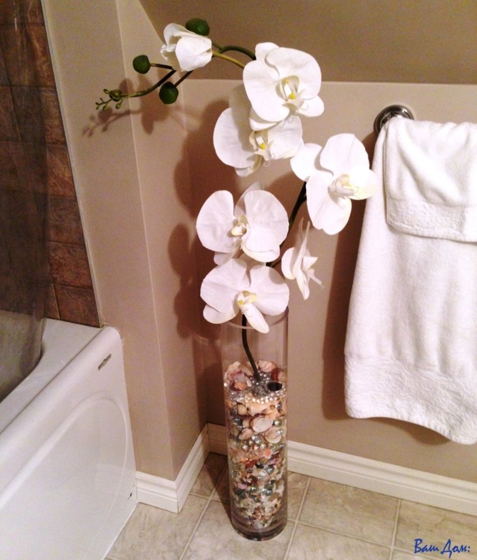 Искусственные цветы в ванной