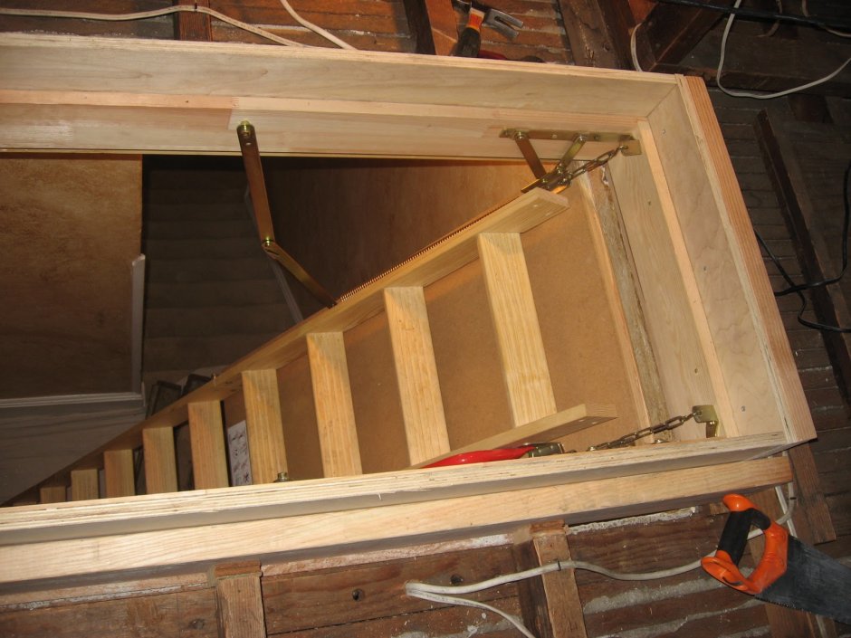 Монтаж лестницы на чердак
