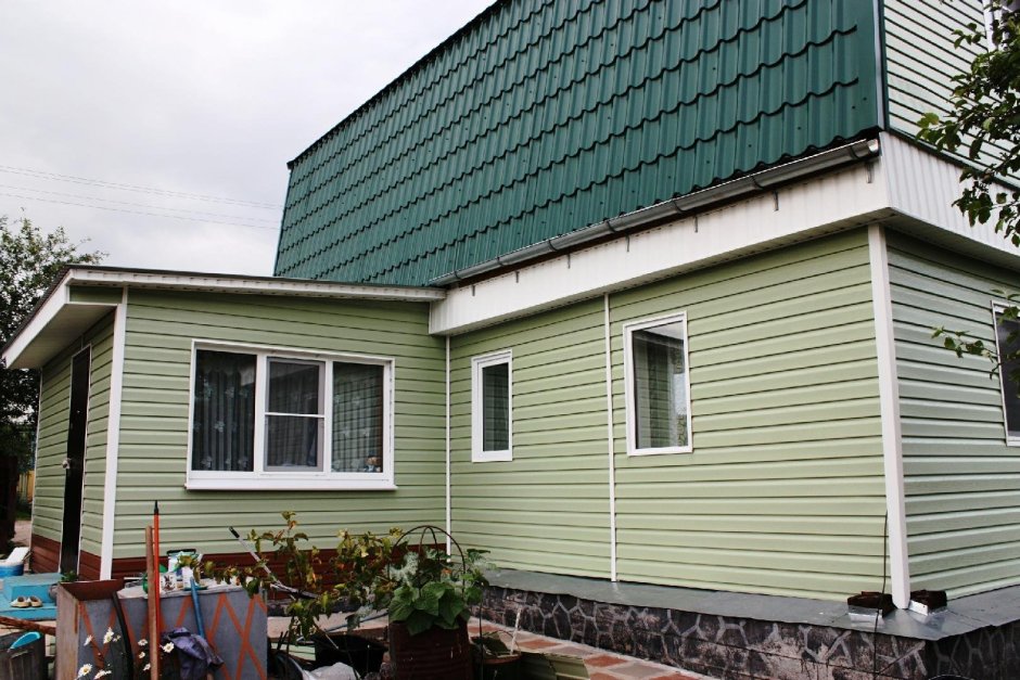 Отделка домов сайдингом с зеленой крышей