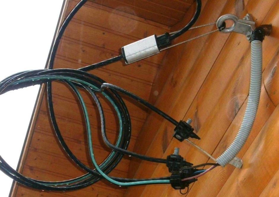 Крепление СИП кабеля к дому