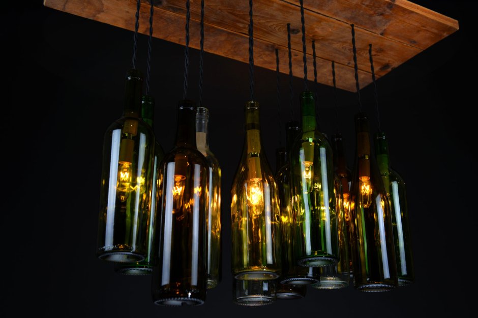 Инсталляция из стеклянных бутылок