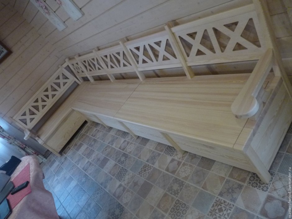 Деревянная угловая скамейка