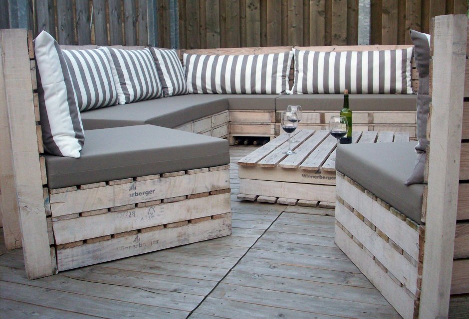 Садовый диван из поддонов