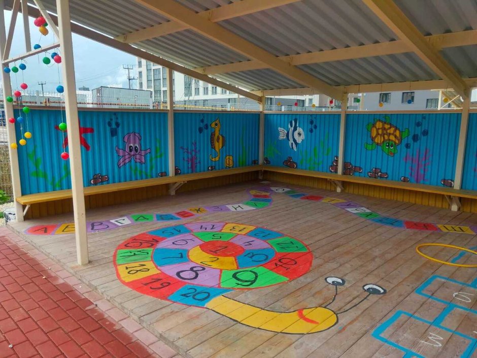 Разрисованная стена на детской площадке
