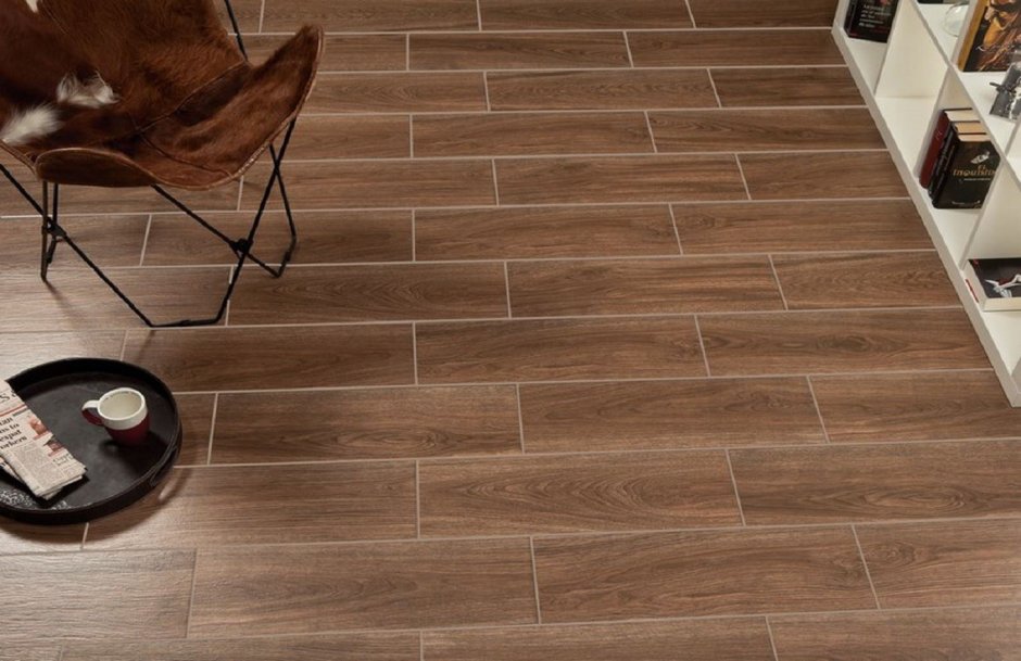 Санузел с плиткой под дерево