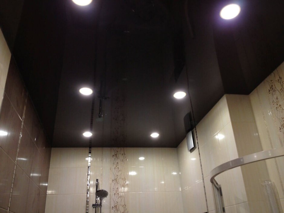 Темный потолок в ванной