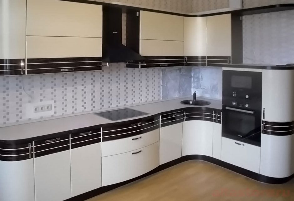 Белый кухонный гарнитур с чёрными полосами