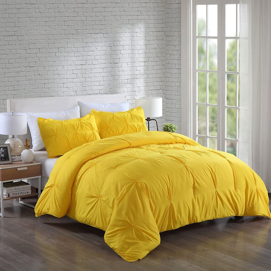 Серо желтое покрывало на кровать
