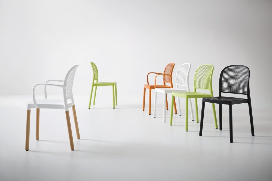 Итальянские пластиковые стулья