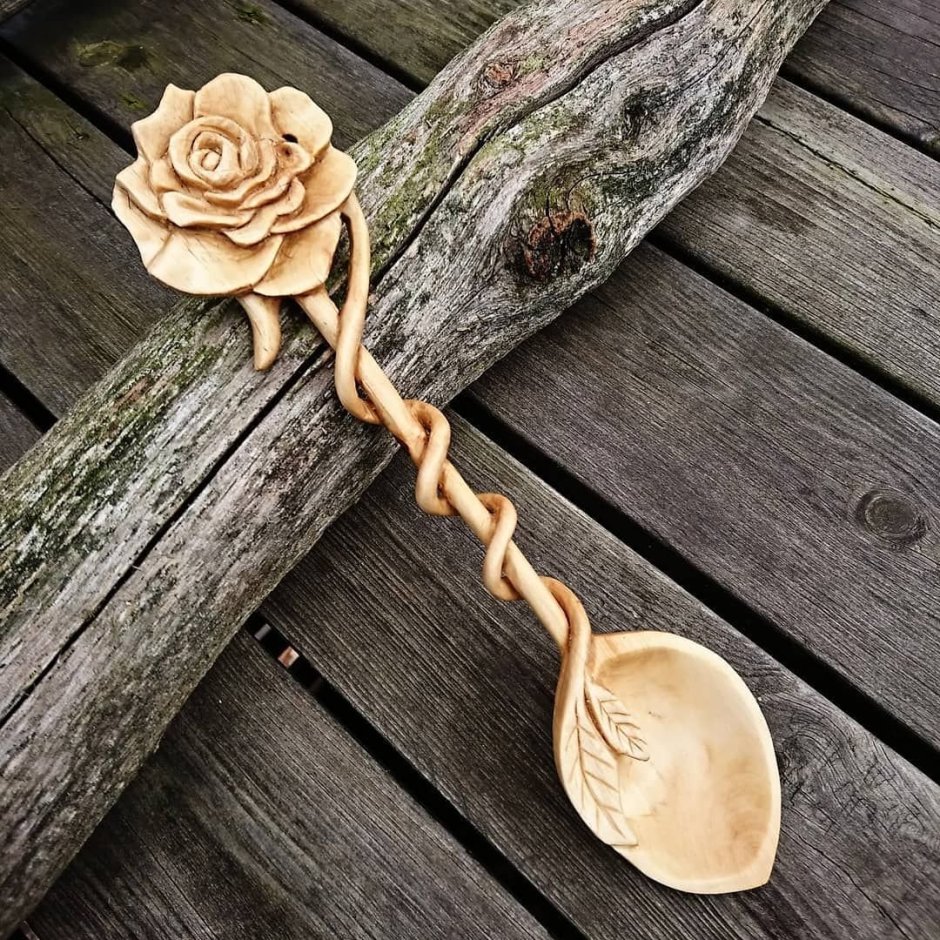 Деревянная ложка с розой