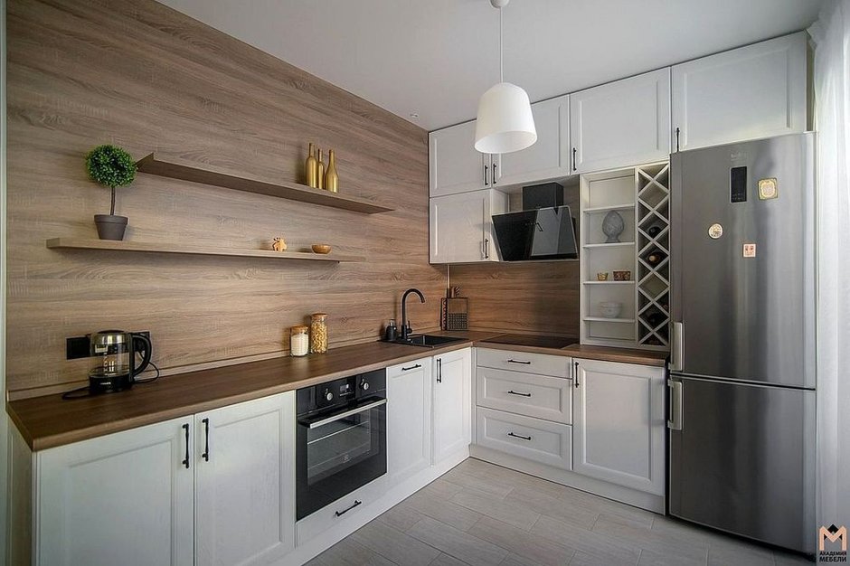 Белая кухня с деревянной столешницей