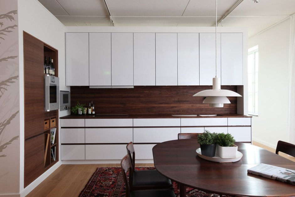Белая кухня Сканди с деревянной столешницей и фартуком