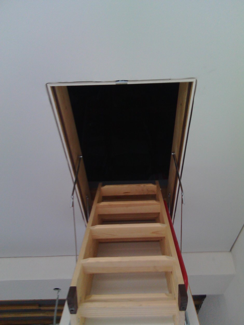 Чердачная лестница в натяжном потолке