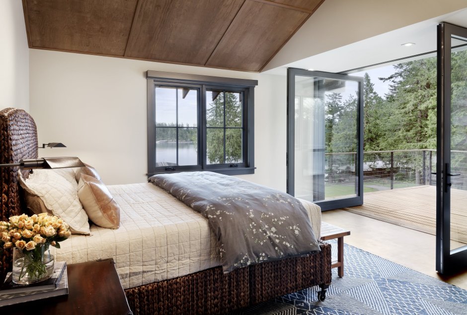 Спальня в загородном доме с панорамными окнами
