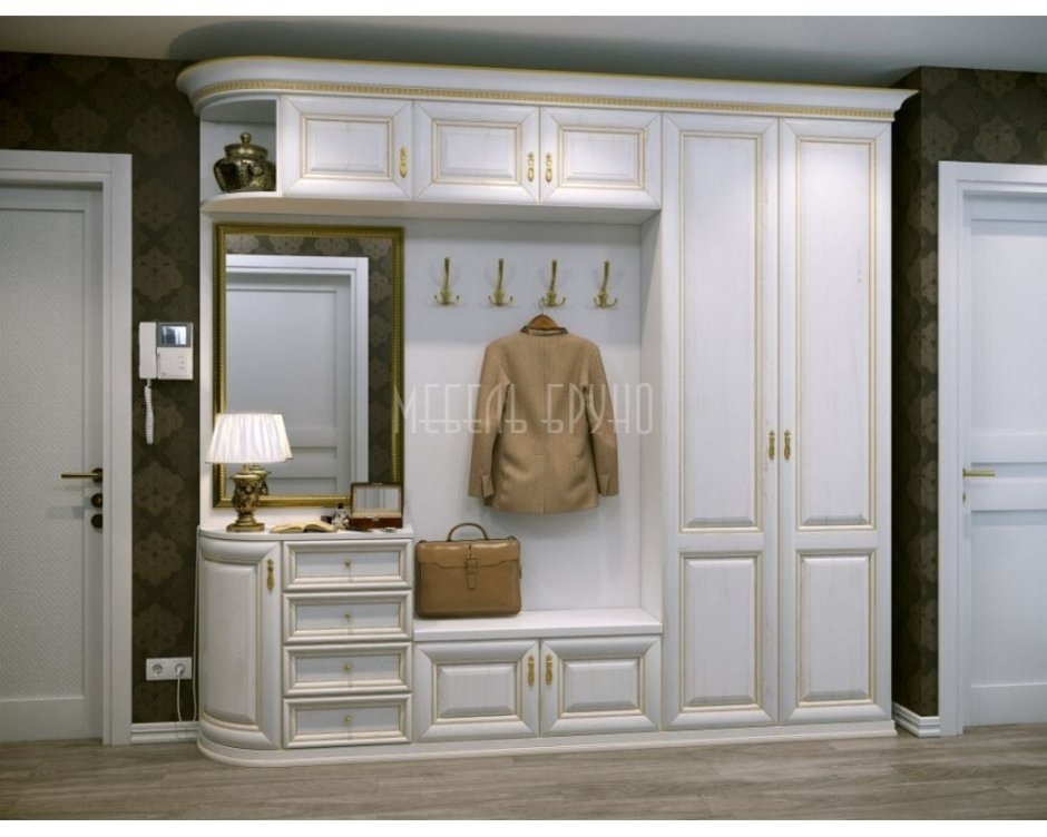 Шкаф в прихожую в классическом стиле в светлых тонах