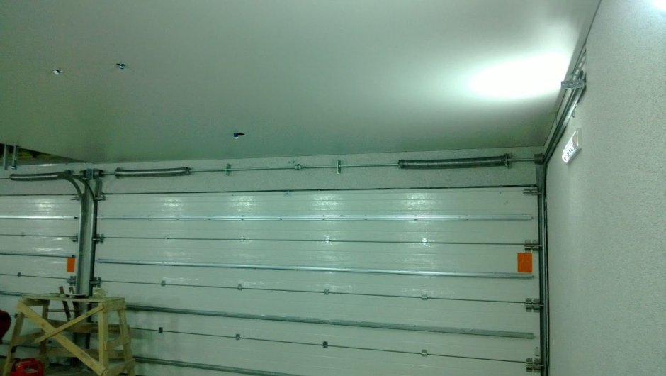 Потолок в гараже из профнастила