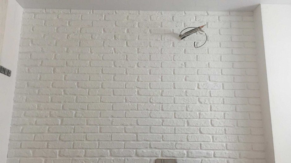 Белая кирпичная стена угол