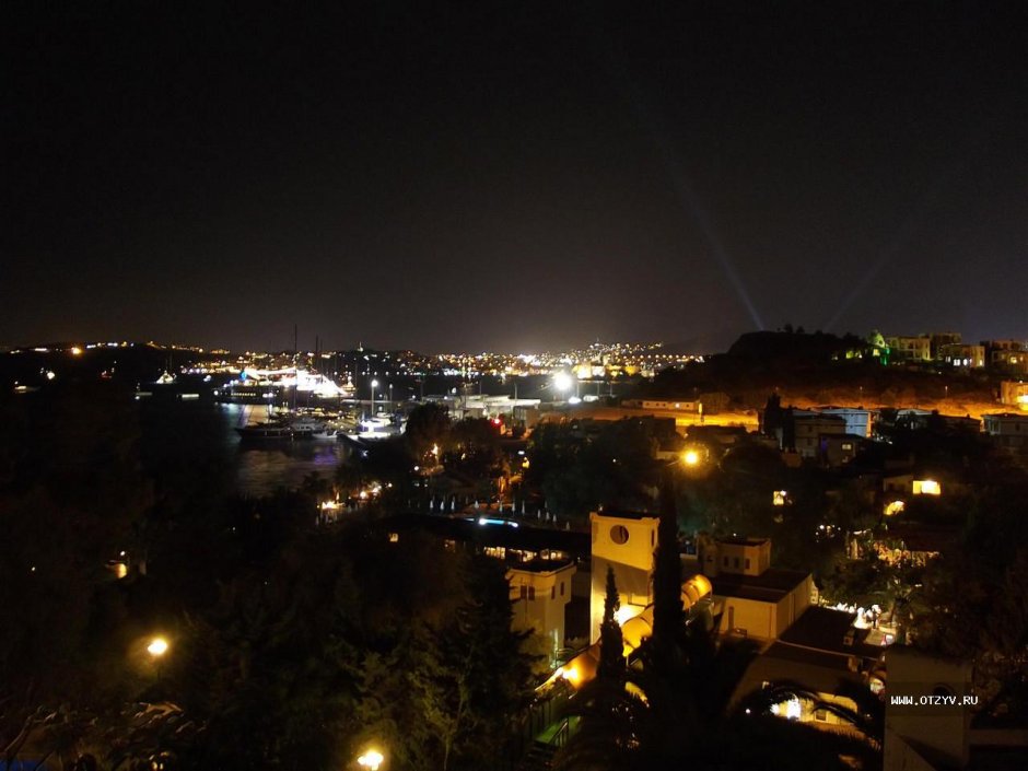 Вид с балкона на ночной город