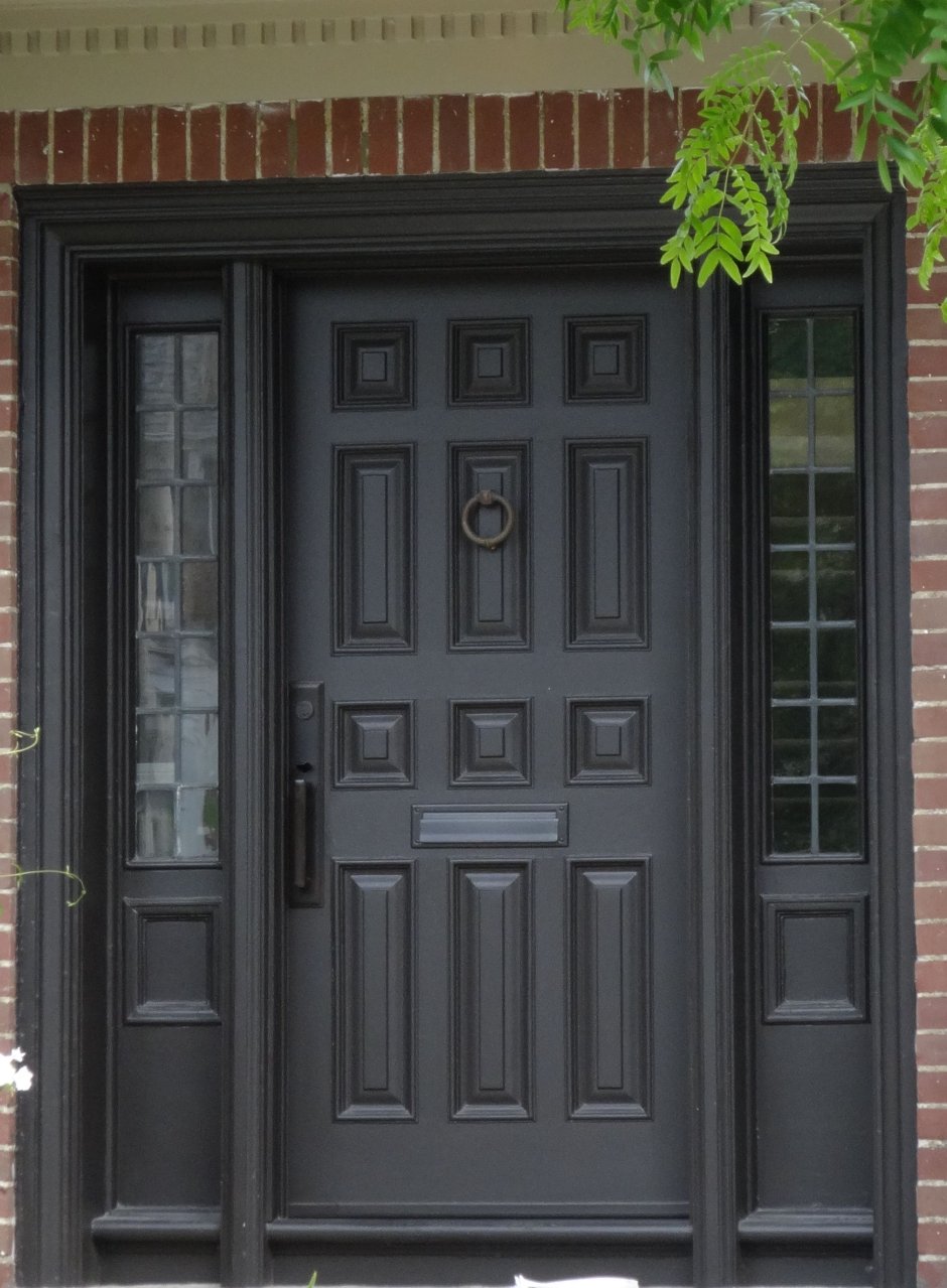 Входная деревянная черная дверь