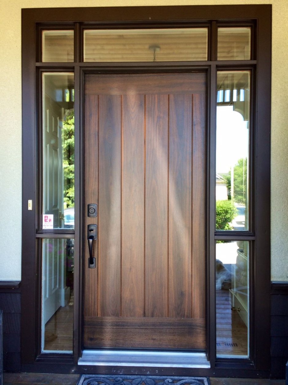 Современная деревянная входная дверь