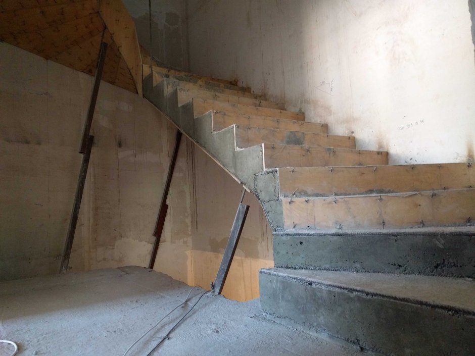 Раздвижная лестница бетонная