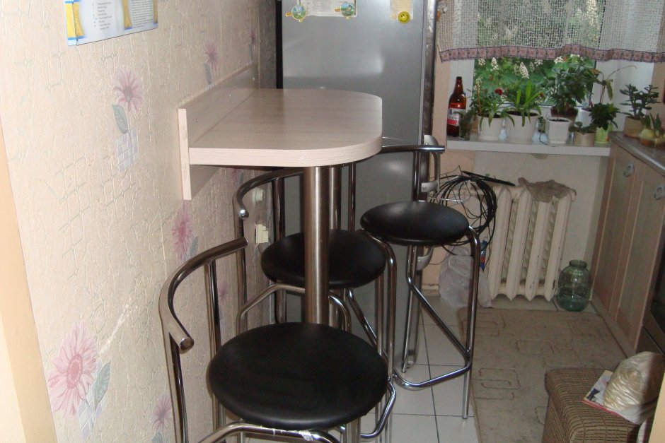 Стол-подоконник на маленькой кухне