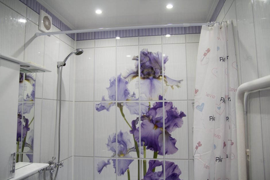 Пластиковые панели для ванной с цветами