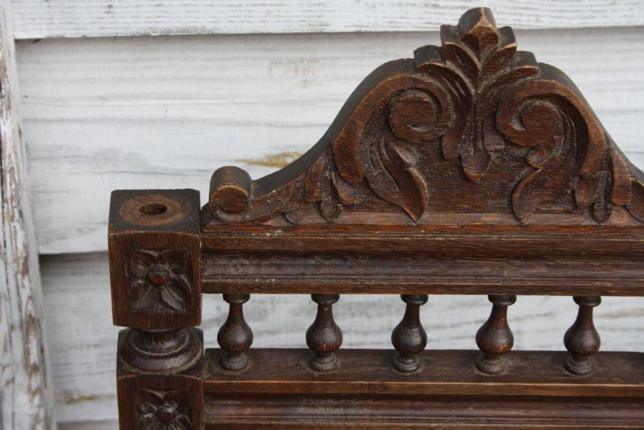 Старинная резная мебель из дерева