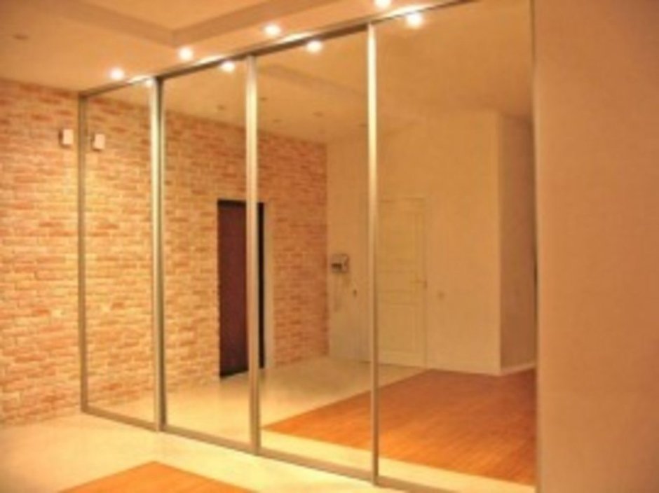 Зеркальные раздвижные двери для гардеробной