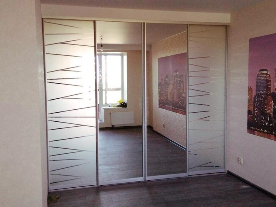 Зеркальная дверь в гардеробную