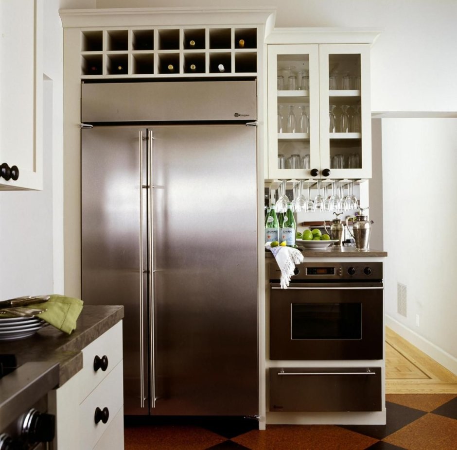 Кухня с большим холодильником