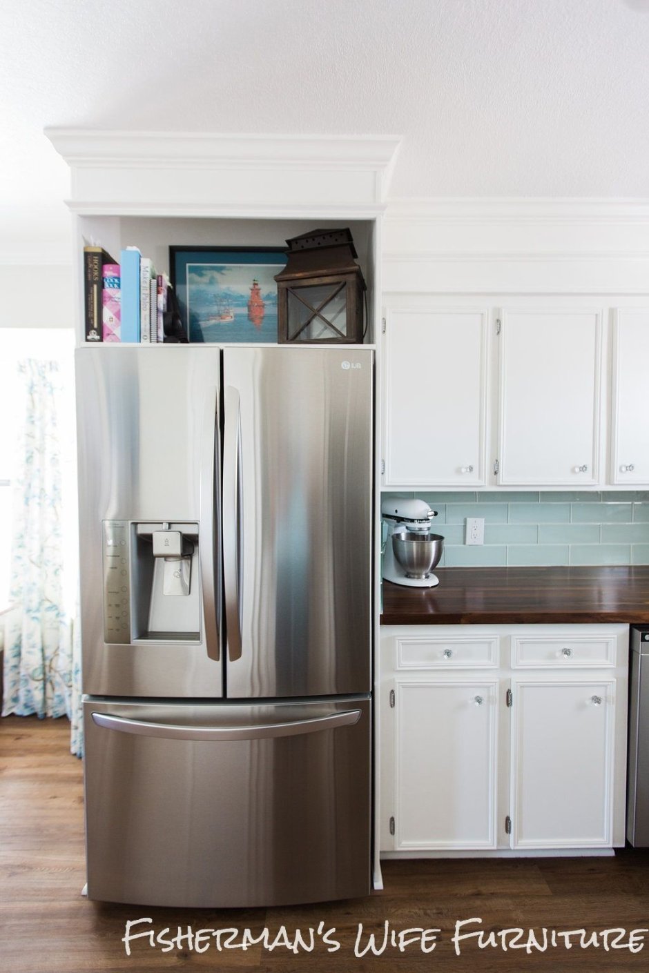 Шкаф над холодильником в кухне