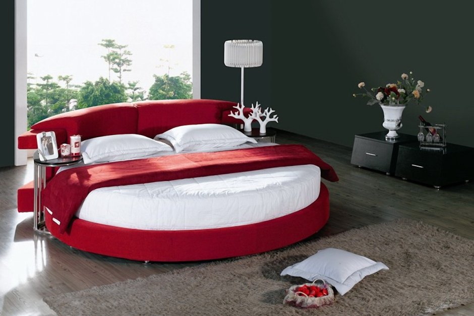 Красивая красная кровать