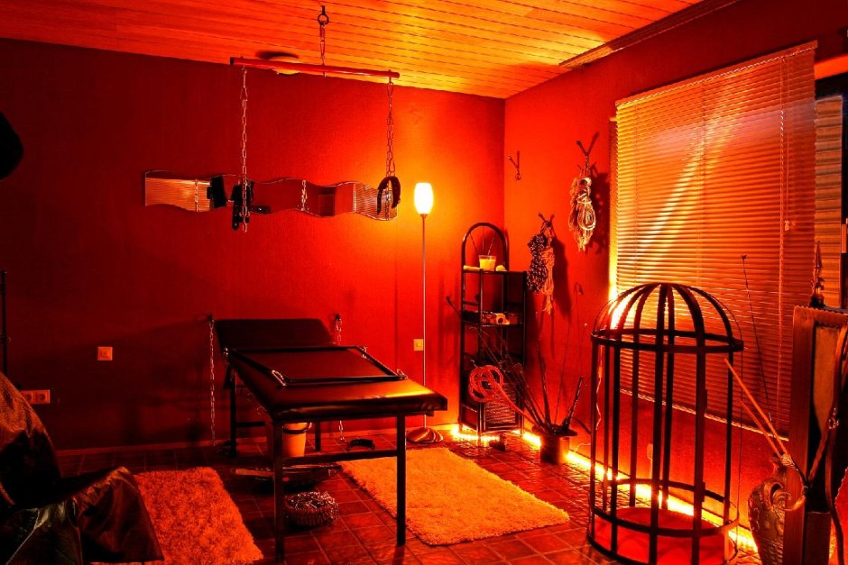 Красная комната для взрослых