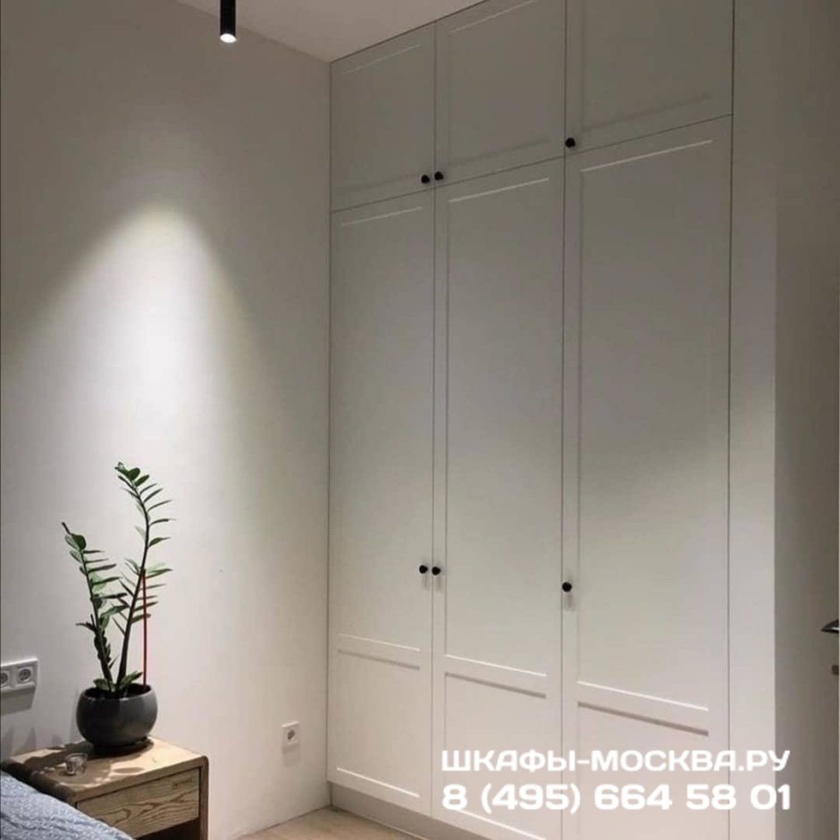 Белый встроенный шкаф