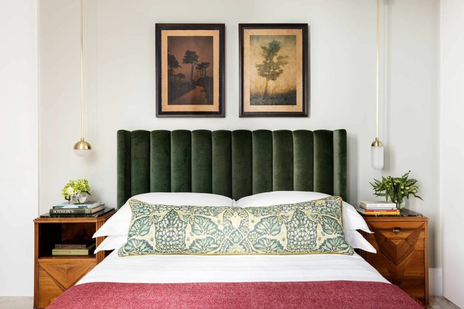 Зелёная кровать в интерьере спальни