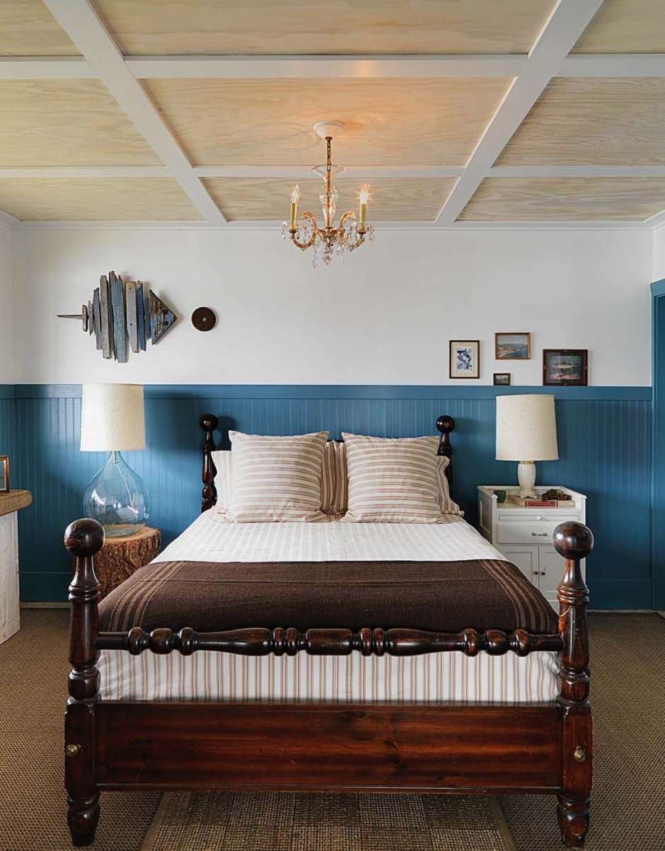 Деревянный потолок в интерьере спальни