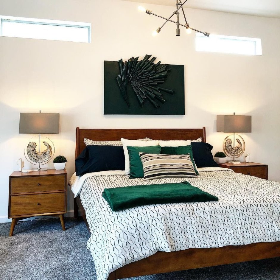 Зелёная кровать в интерьере спальни