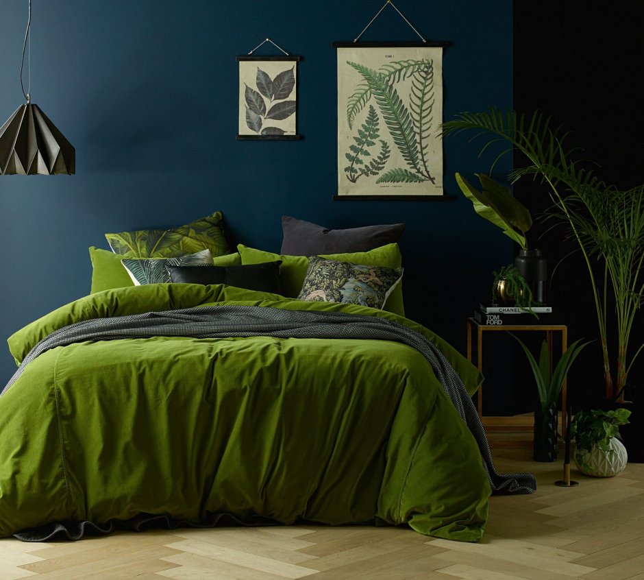 Спальня с темно зеленой кроватью
