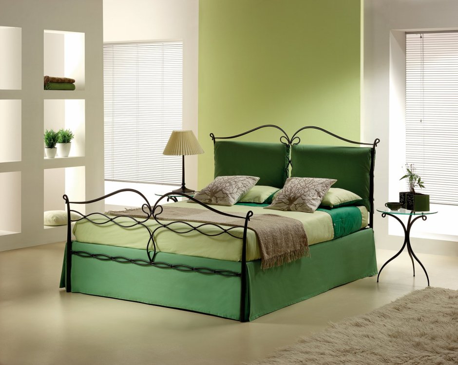 Кровать двуспальная зеленого цвета