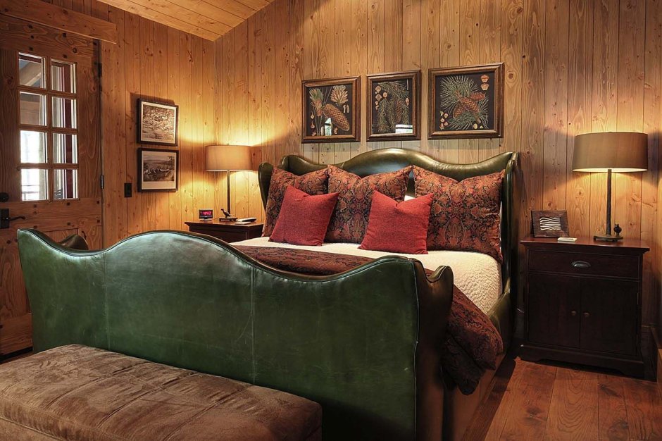 Зеленая кровать в деревянном доме
