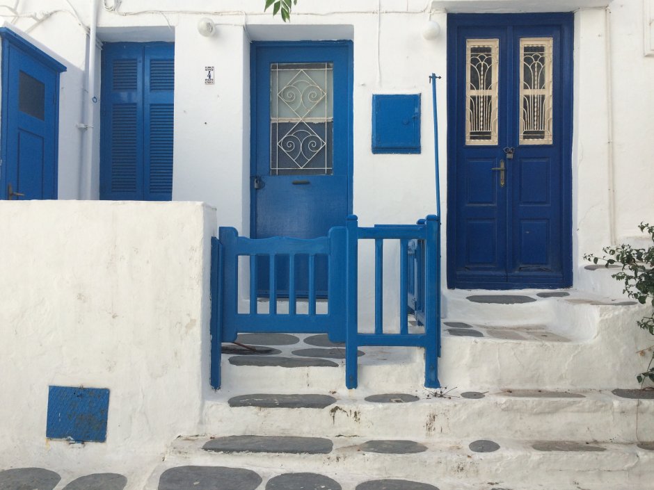 Дом с голубой дверью