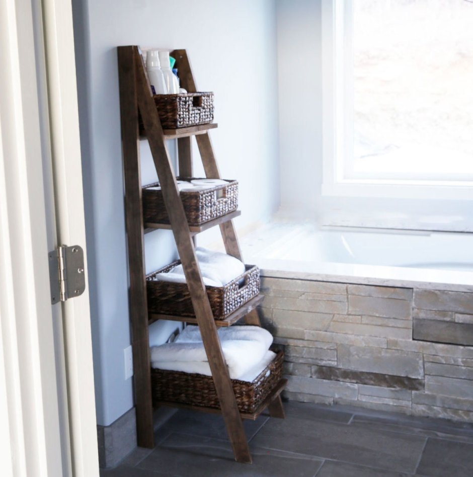 Лестница деревянная с полками в ванную