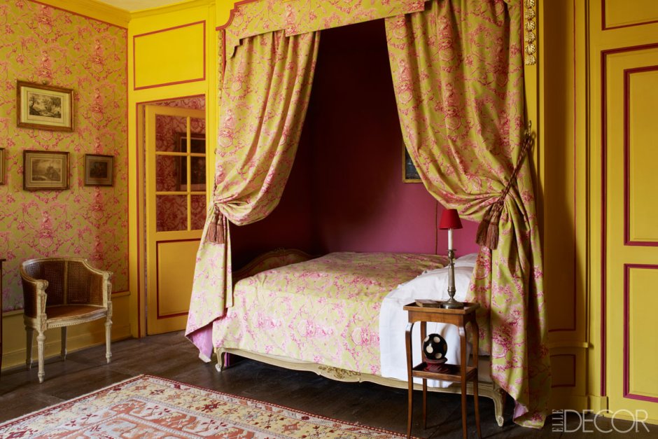 Кровать в нише со шторкой розовой