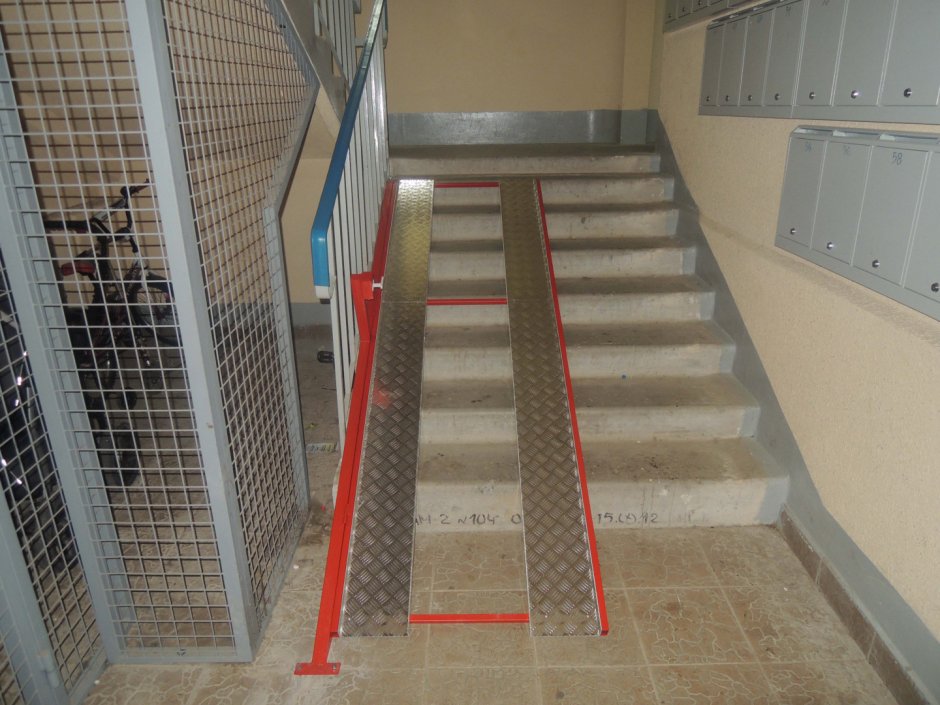 Спуск для колясок на лестнице