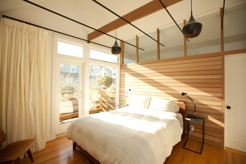 Деревянные рейки на потолке в спальне